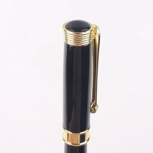 Pluma Estilográfica Negra de Lujo Personalizada con Puntas de Oro para Oficina - Product Image 4