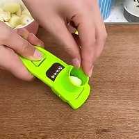 Facile à ranger, pas besoin de gaspiller, comprend un éplucheur à ail en silicone et une brosse, presse-ail