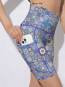 Shorts de yoga pour femme, motif carreaux bleus et blancs, style bohème mosaïque, 230 g/m², en soie de lait double brossée, taille haute, extensible dans les quatre sens, séchage rapide - Product Image 2