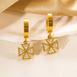 Boucles d'oreilles clous en acier inoxydable plaqué or pour femme, forme étoile classique, mignonnes, tendance et élégantes, par Clover - Product Image 5