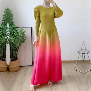 <span class=keywords><strong>Robe</strong></span> <span class=keywords><strong>longue</strong></span> élégante Miyake pour <span class=keywords><strong>femme</strong></span>, dégradé de couleurs, grande taille, style simple, collection printemps, vente en gros usine - Product Image 5
