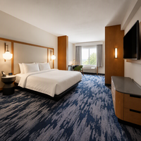 Ensembles de meubles de chambre d'hôtel commerciaux modernes en bois sur mesure avec tête de lit King Size et table de chevet intégrée avec prise électrique