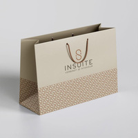 Sac cadeau en papier uni mat minimaliste personnalisé avec poignée en ruban satiné contrasté pour l'emballage de vêtements et de cosmétiques