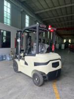 Chariot élévateur contrepoidsé avec batterie lithium-ion et dimensions de fourches réglables pour les opérations de transfert de palettes dans les hubs logistiques