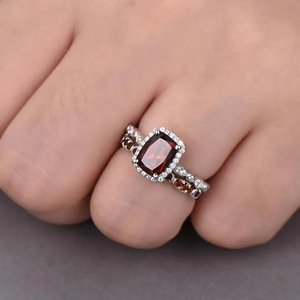 Anello Classico da Donna in Ottone con Incastonatura Pavé, Elegante Anello di Fidanzamento con Gemma, Gioiello di Moda - Product Image 3