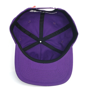 Cappello da papà a 5 pannelli non strutturato con visiera piatta, logo ricamato personalizzato e fibbia con etichetta - Product Image 5