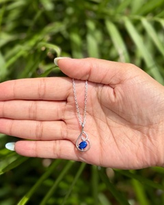 Colgante de rizo de océano Plata de ley Remolino abstracto Acento de piedra azul profundo Acentos de diamantes sutiles-Regalo de fiesta de boda moderno - Product Image 4