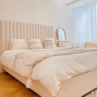 Lit Queen de style moderne Cadre en bois Tête de lit en tissu Design de maison souple Lits rembourrés respirants Meubles de chambre à coucher de 3 ans