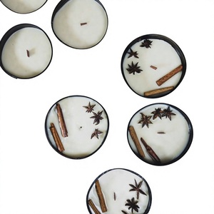 Bougie en coquille de noix de coco naturelle avec étoile d'anis et bâtonnets de cannelle, décoration écologique pour la maison - Product Image 1