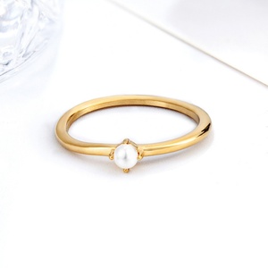 Anillo Delicado de Acero Inoxidable Chapado en Oro con Perla de Agua Dulce para Mujer - Product Image 2
