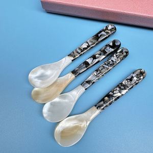 Cucharas de 12 cm de largo con mango de acrílico y nácar, para servir caviar, miel y té, ideales como regalos de empresa. - Product Image 3