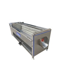 Industriële was- en schilmachine voor zoete aardappelen, taro en andere gewassen.