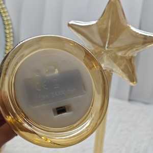 Set di 3 Stelle di Natale in Vetro Soffiato Dorate con LED Lampeggianti su Supporti per Decorazione Domestica Popolare - Product Image 4