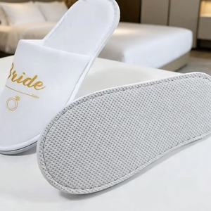 Chaussons personnalisés pour invités de mariage |   Chaussons de mariage jetables écologiques personnalisés avec nom et date - Product Image 4