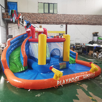 Château gonflable à double toboggan aquatique avec pistolets à eau pour les fêtes d'enfants.