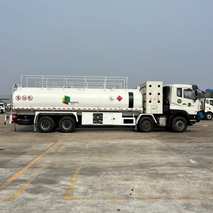 Camion-citerne à carburant Dongfeng 8x4 de 25 m3, robuste, pour le transport de liquides dangereux et de marchandises à risque - Product Image 4