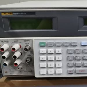 고성능 다중 제품 교정기 <span class=keywords><strong>Fluke</strong></span> 5520A 사전 소유 테스트 실험실의 전체 작업 조건에서 테스트 - Product Image 4