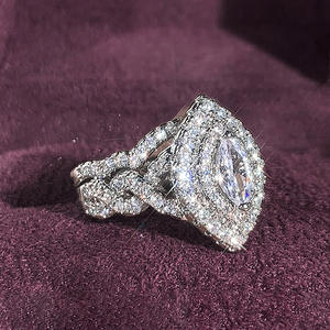 Anello in Oro Bianco con Diamante Taglio Marquise, Diamante Naturale per Fidanzamento, Colore D, con Pietre Laterali per Donna - Product Image 6