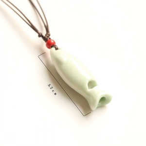 Sifflet en céramique fait main en forme de poisson avec cordon tressé réglable à perles rouges, collier artisanal, jouet musical pour enfants - Product Image 5