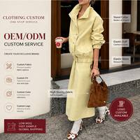 Ensemble deux pièces décontracté haut de gamme pour l'automne : veste courte coupe-vent à col montant et taille cintrée, et jupe longue midi, idéal pour le quotidien.