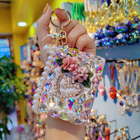 Miroir de maquillage compact en forme de cœur avec strass et perles, porte-clés, breloque de sac à main pour femmes, idéal pour les cadeaux (vente en gros)