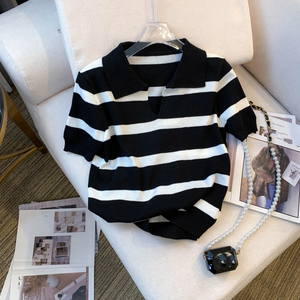 Vente en gros de vêtements d'été tendance pour femmes : Blouse, Hauts à col polo à manches courtes, T-shirt tricoté rayé décontracté - Product Image 2