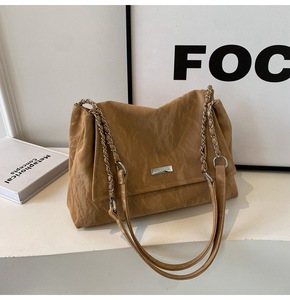 Túi tote công suất lớn với chất liệu da thật và thiết kế dây chuyền phù hợp cho cả đi lại và mua sắm - Product Image 4