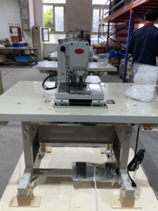 Máquina de Coser de Ojales de Alto Rendimiento VMA para Confección de Prendas Casuales - Product Image 2