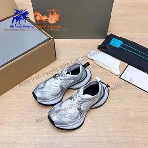 Zapatillas Deportivas Unisex Negras con Diseño Monocromático para Streetwear y Deporte - Product Image 6