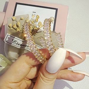 Boucles d'oreilles créoles en forme de C tendance coréennes plaquées or avec zircon, design géométrique brillant avec perle, principalement en alliage de cuivre - Product Image 5