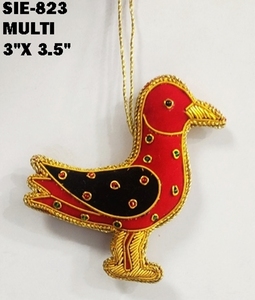 Ornement de Noël artisanal en velours de luxe, en forme d'oiseau rouge à poitrine rouge, orné de perles et de broderies Zari, avec paillettes et perles. - Product Image 6