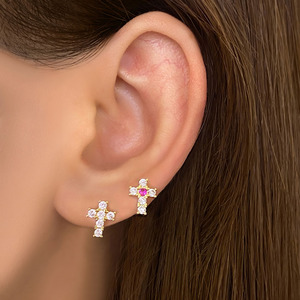 Boucles d'oreilles clous délicates en forme de croix pour femmes, en laiton plaqué or 18 carats, avec zircone cubique (CZ), bijoux de mode minimalistes, vente en gros - Product Image 3