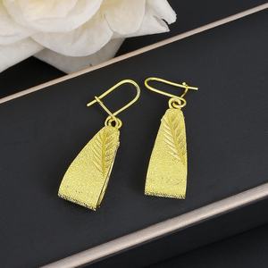 Boucles d'oreilles pendantes géométriques plaquées or 24 carats JXX Fashion, vente en gros personnalisée, laiton de haute qualité, charme vintage classique, unisexe - Product Image 4