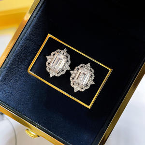 Pendientes de Diamantes con Corte Esmeralda en Oro Blanco E2610, Joyería Clásica para Mujer, Engaste de Garra en Forma de Estrella - Product Image 5
