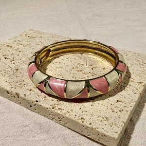 Venta al por mayor de fábrica: Brazaletes de aleación esmaltada estilo bohemio de moda para mujer, adornos de mano de alta calidad con líneas modernas y efecto de goteo de aceite. - Product Image 6