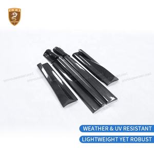 Kit carrosserie <span class=keywords><strong>Aston</strong></span> <span class=keywords><strong>Martin</strong></span> DBX Upgrade 707 en carbone sec et FRP : pare-chocs avant, feux de jour (DRL), jupes latérales, garde-boue arrière, embouts d'échappement, aileron de toit - Product Image 5