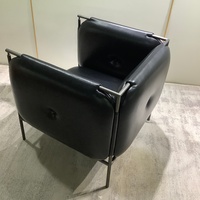 Fauteuil rembourré moderne entièrement personnalisé, fabrication directe d'usine, ODM, avec accents en cuir et bois massif, avec coussin, pour salon et hôtel