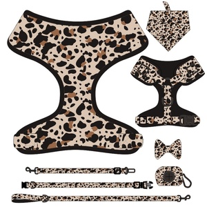 Conjunto de Siete Piezas para Mascotas con Estampado de Leopardo, Correa, Arnés, Correa para Asiento de Coche, Collar, Bolsas para Excrementos, Toalla para Babas y Cinturón de Seguridad para Perros - Product Image 1