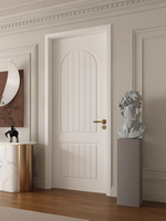 Porte en bois à charnières de style médiéval, peinte en blanc, avec lignes décoratives, rainures de style mid-century et arc circulaire