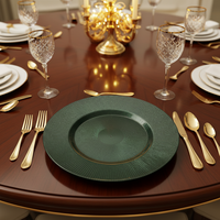 Assiettes de présentation en plastique durable de 13 pouces, motif personnalisé de luxe pigmenté, pour mariages, anniversaires et événements.
