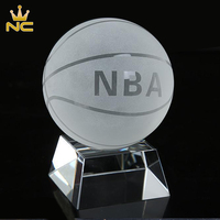 Trophée de basket-ball en cristal optique personnalisé avec base trapézoïdale courte