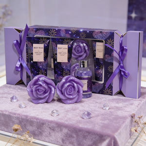 Ensemble cadeau de bain et de soin corporel 4 pièces, <span class=keywords><strong>nuit</strong></span> étoilée violette |   Approvisionnement en gros d'usine |   Gel douche personnalisé, lotion, bain moussant et bombes de bain à la rose - Product Image 1