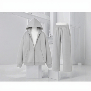 Conjunto deportivo unisex personalizado con sudadera con capucha y cremallera y pantalones con cintura elástica. - Product Image 2