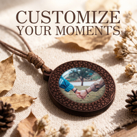 Collier en bois personnalisable avec photo de couple et bordure tissée, pour deux personnes, à porter, comme pendentif de collection.