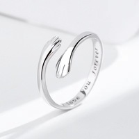 Fabrik-Großhandel S925 Sterling Silber Personalisierter Modischer Umarmende Hände Ring Individuell Gravierter Buchstaben-Zeigefingerring für Damen