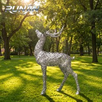 Grande sculpture de cerf moderne grandeur nature, forgée à la main, avec motif floral ajouré, finition miroir 8K, pour jardin extérieur
