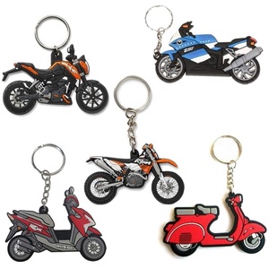 Porte-clés personnalisé en PVC souple 2D/3D en forme de casque de moto, inspiré de l'anime, avec mousquetons promotionnels - Product Image 1
