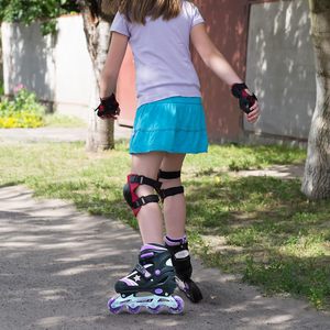 Patins à roulettes ajustables noirs et violets pour enfants, avec roues lumineuses brillantes, respirants et offrant un bon maintien, pour le divertissement - Product Image 6