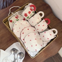 Handgemaakte keramische beker en schotel met handgeschilderd onregelmatig design, koffie- en theekop, romantisch Valentijnsdag- en Moederdagcadeau