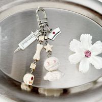 Porte-clés Thème Médical Gothique avec Poupée Vaudou, Seringue et Casquette d'Infirmière – Porte-clés Poupée Vaudou Horreur Mignon et Effrayant, Seringue d'Infirmière Audacieuse